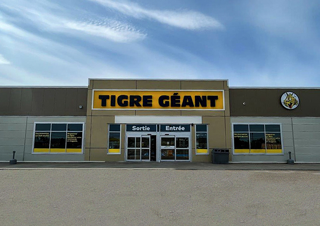 Exterior photo of Giant Tiger store in Saint-Felix-de-Valois, Quebec
